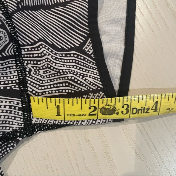 Lululemon Speed Short W7A19S (Dottie Tribe White Black / Black) - Size 8 - Picture 6 of 7